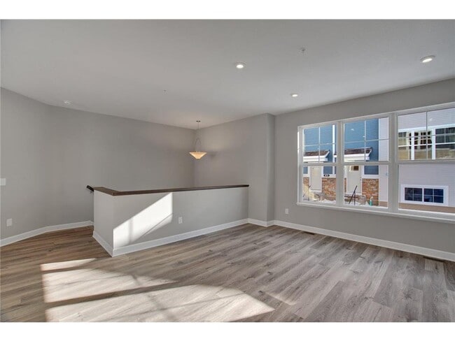 Building Photo - 855 Roselyn Dr