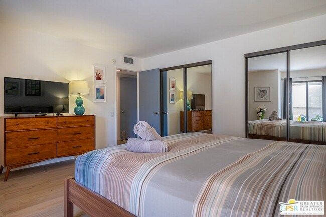 Building Photo - 2094 Normandy Ct
