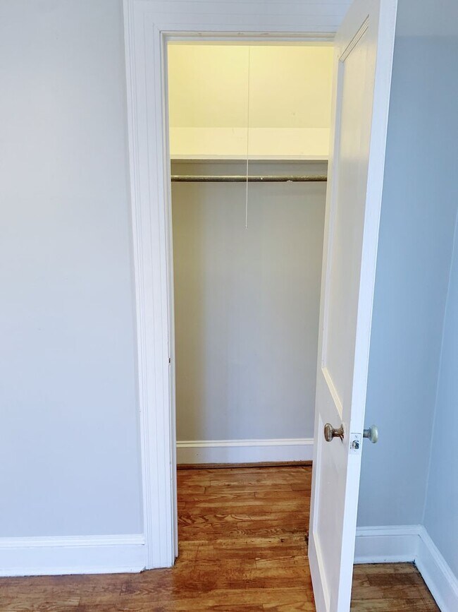 Building Photo - 3 Bedrooms 2 Full Bathrooms with fenced in...