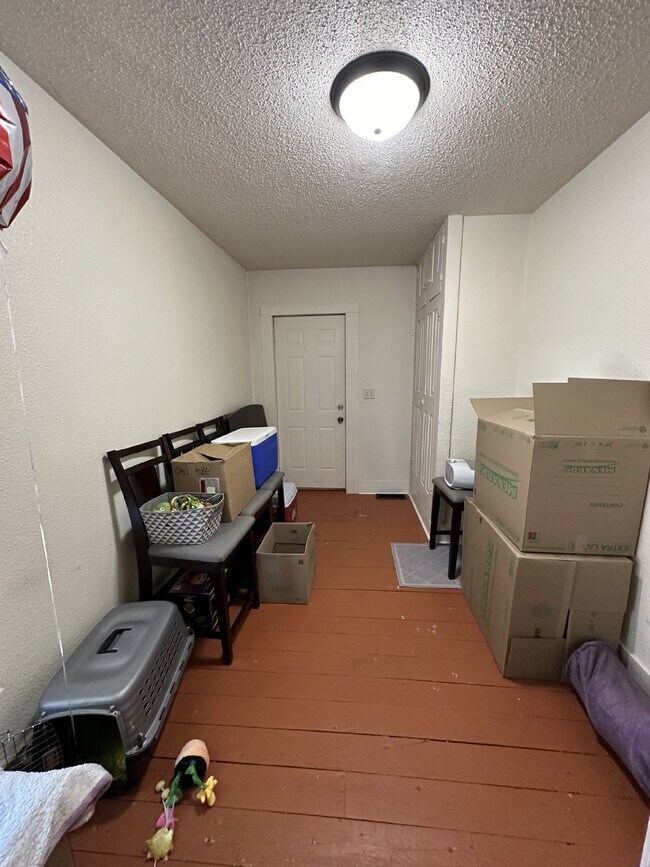Building Photo - Whole House: 4 Bed 1 Bath close to UWEC!
