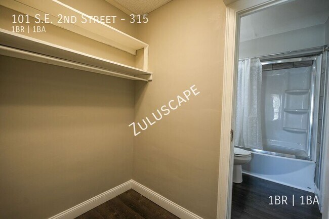 Building Photo - 101 SE 2nd St