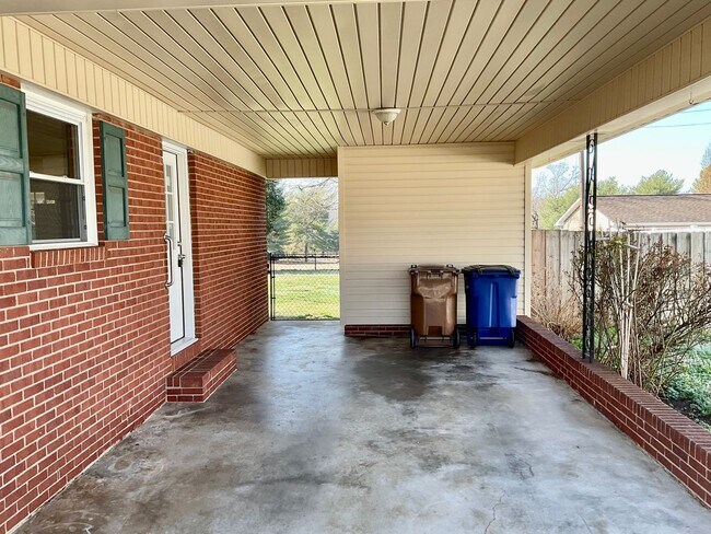 Building Photo - 1804 Country Club Rd