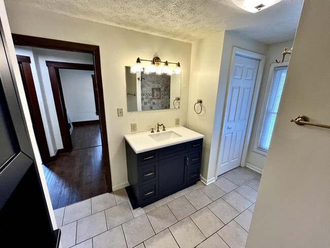 Building Photo - 604 N Park St