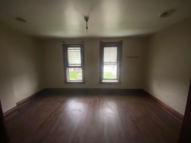 Building Photo - Unique 5 Bedroom 1 Bath House Located in E...