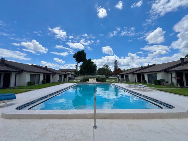 Building Photo - Lake Hartridge Condo - Two Levels with Water Views