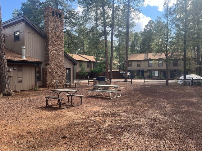 Building Photo - Updated Townhouse backed by National Forest