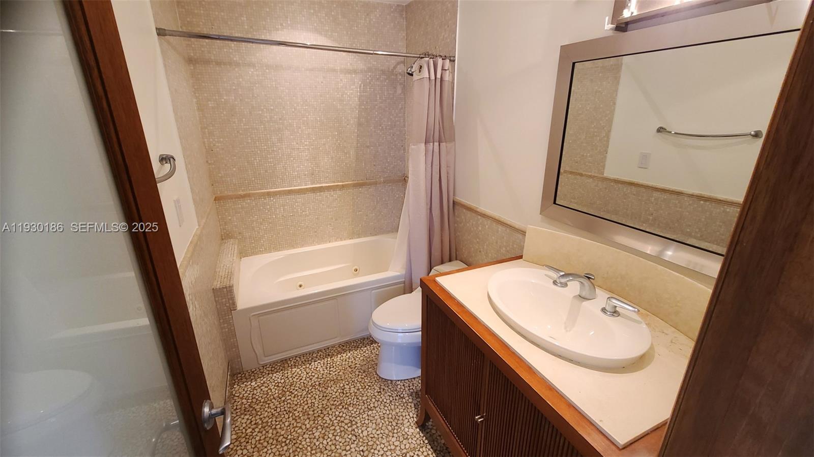 Building Photo - 1000 Venetian Way