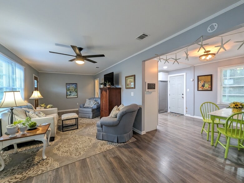Open floor plan with all the comforts! - 4107 Crane St