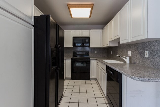 Building Photo - Beautiful 3 Bedroom 3/2 Bath Brick End Uni...
