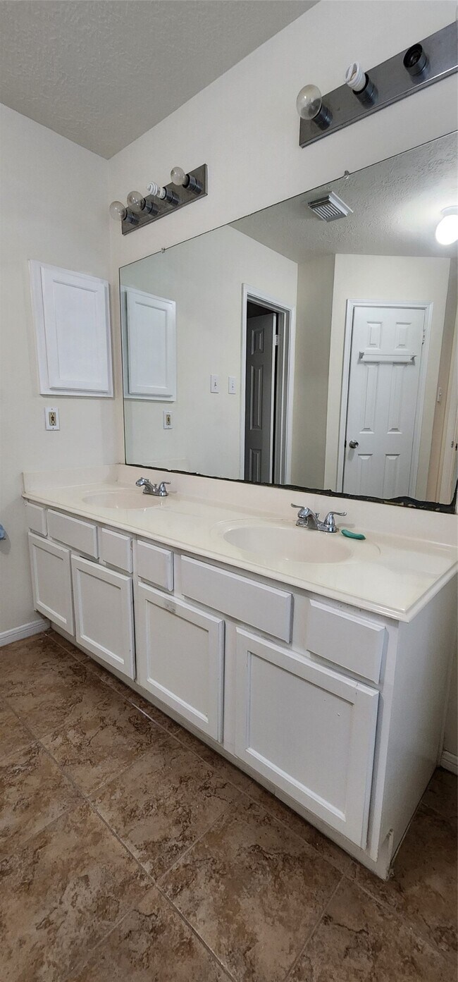 Building Photo - 16807 Sussex Dr