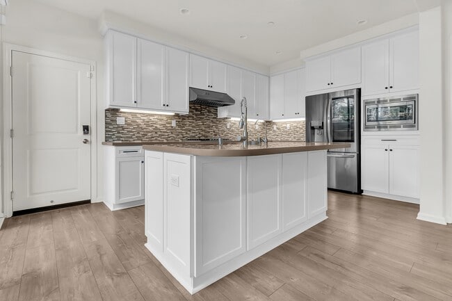 Building Photo - 72 Tulip