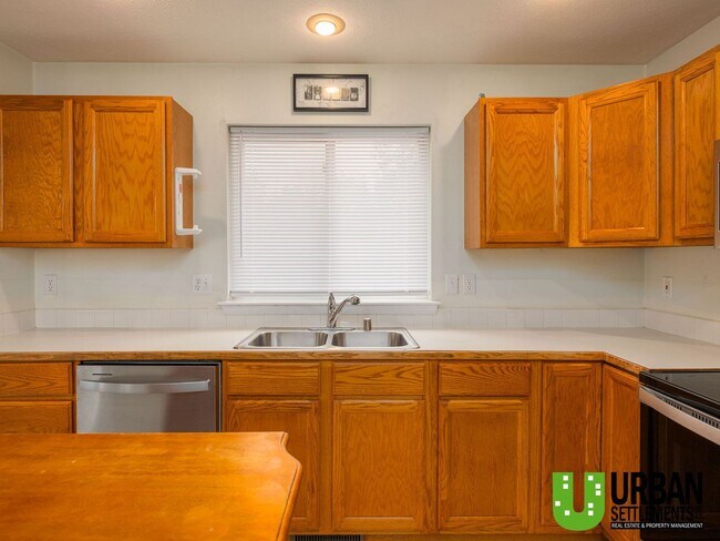 Building Photo - West Hills Gem – Space, Style & Prime Location!