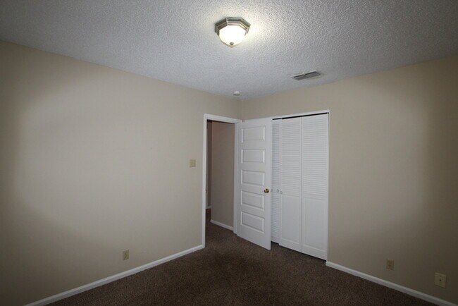 Building Photo - Beautiful 3 Bedroom, 2.5 Bath Townhome in ...