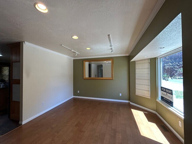 Building Photo - 1513 E 300 S St