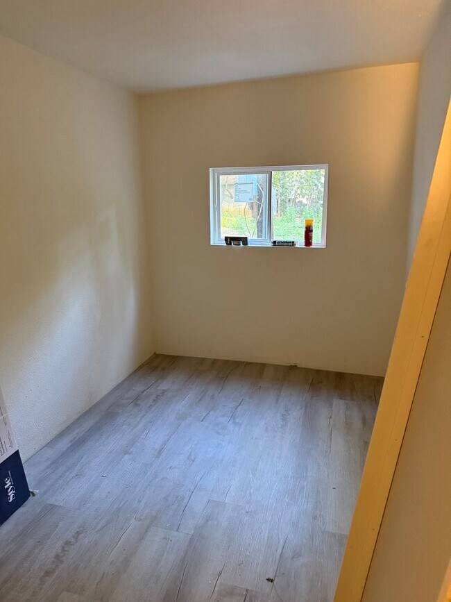 Building Photo - 3 Bedroom on large lot