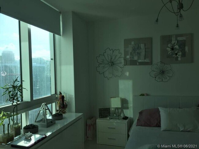 Building Photo - 300 S Biscayne Blvd