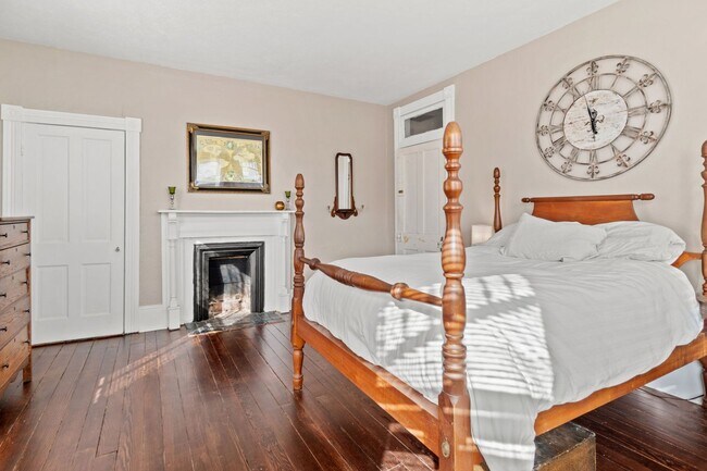 Building Photo - Downtown Smithfield: Beautiful, furnished apartment for rent