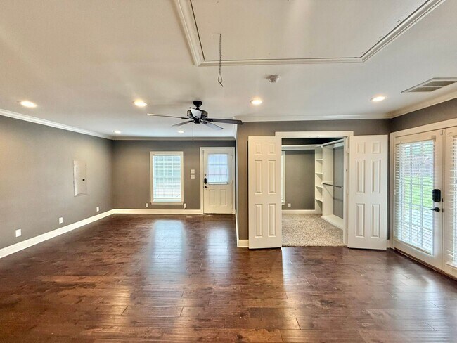 Building Photo - Available Now! Spacious 4 Bed/3 Bath Home in Tyler! Hot Tub!