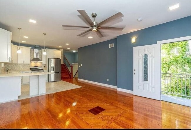 Building Photo - 210-215 5th St