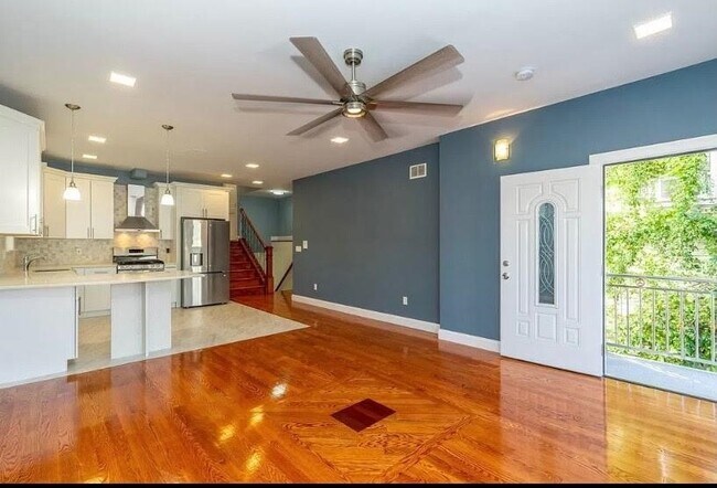 Building Photo - 210.5 Terrace Ave