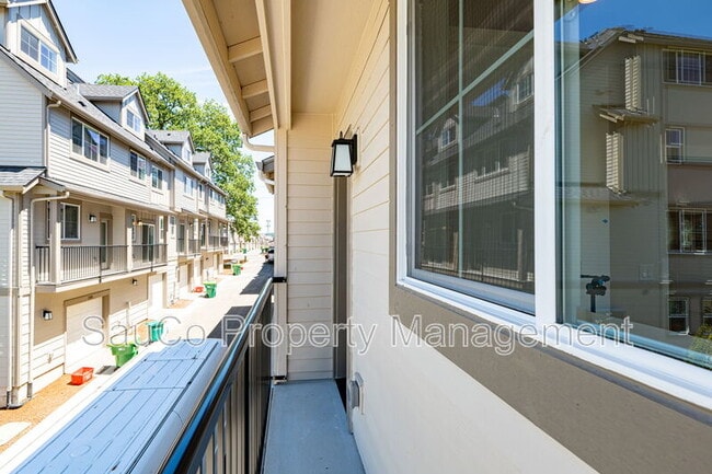 Building Photo - 17071 SW Friendly Ln