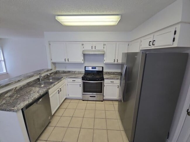 Building Photo - Spacious 3BR Austin Home with Fireplace & ...