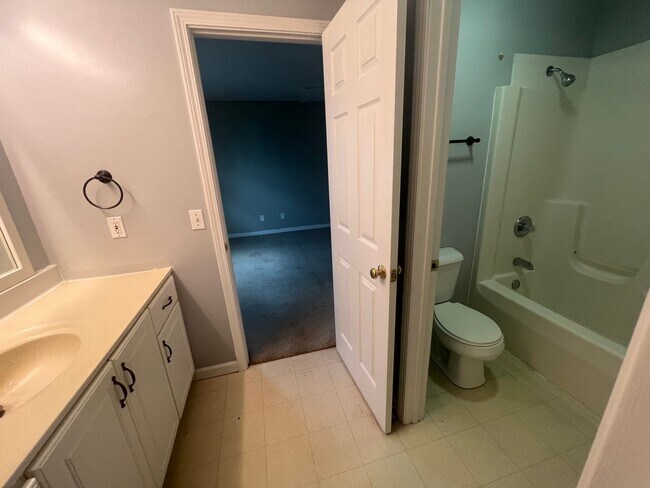 Building Photo - 4 Bedroom 2 Full Bath Chatham!