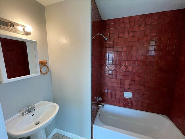 Building Photo - 1041 Lott Ave