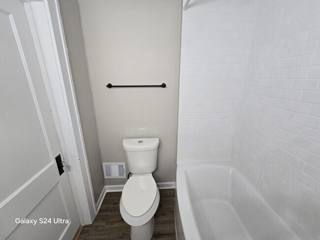 Building Photo - Beautifully Renovated 3-Bedroom Home – We ...