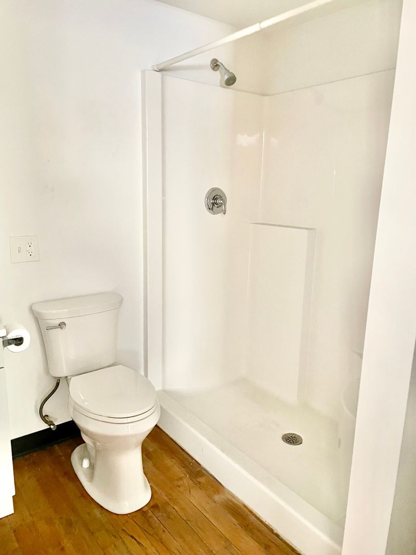 Building Photo - 548 Roosevelt Ave