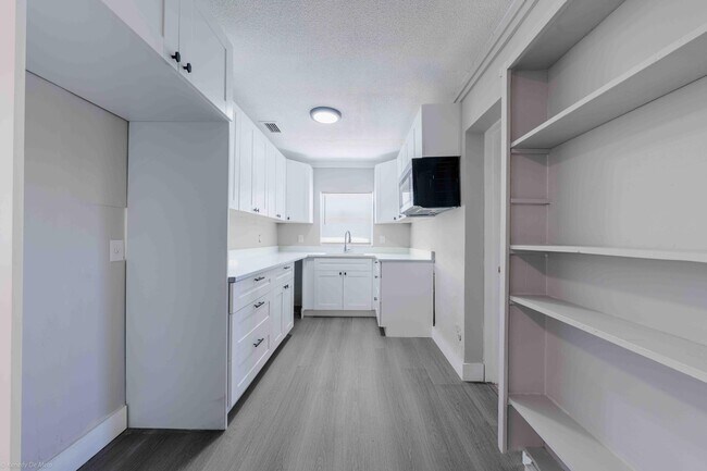 Building Photo - 510 SW 13th Pl
