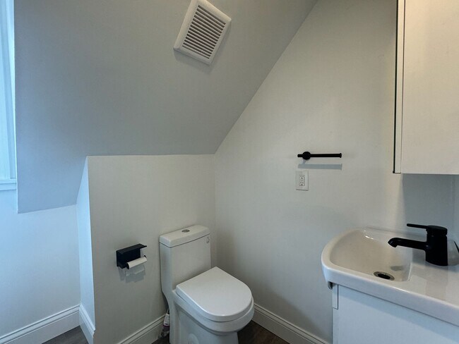 Building Photo - 7 Bed/3 Bath Mins. from UC Campus $750/pp ...