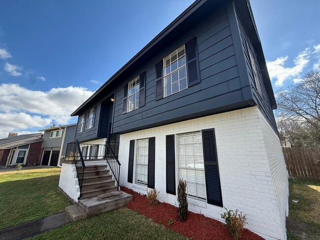 Building Photo - 402 Tresvant Dr