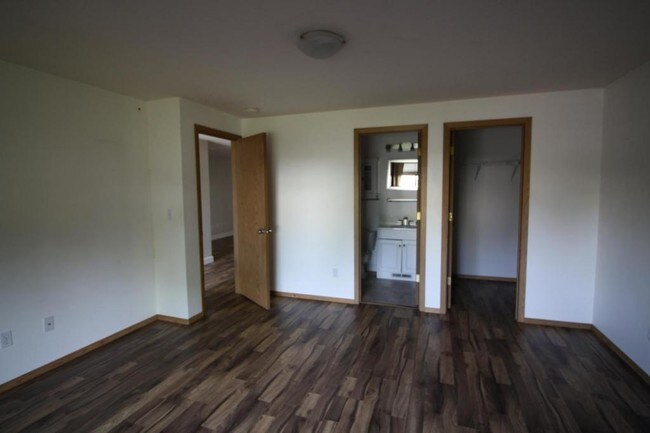 Building Photo - 214 NE 170th Ave