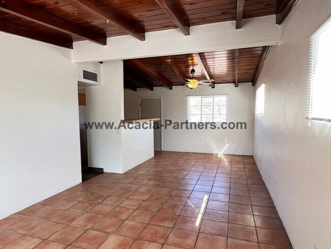 Building Photo - Great Central Home on Large Lot
