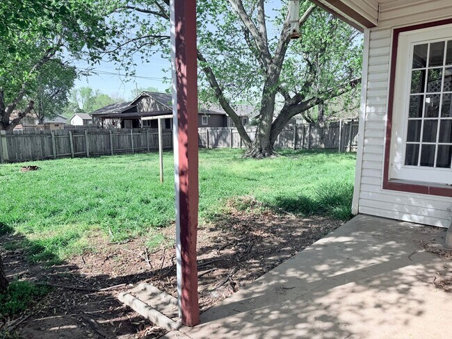 Building Photo - 2 bed and 2 bonus rooms!!