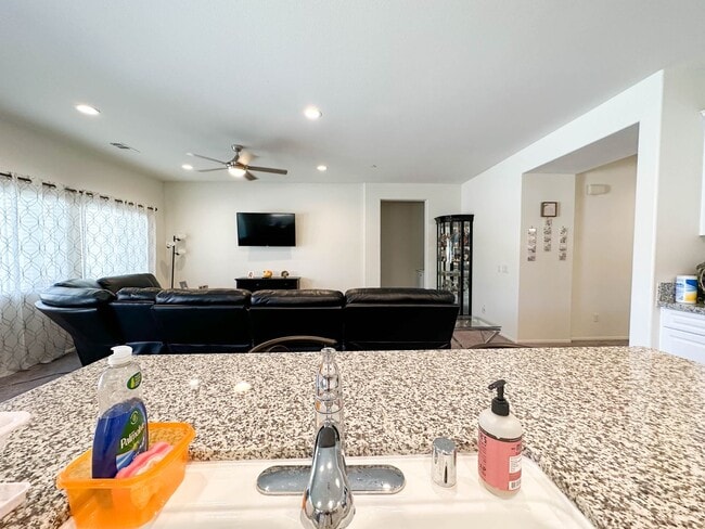 Building Photo - COMING SOON! * RARE OPPORTUNITY * SENIOR (55+) ROOM FOR RENT IN PRISTINE GATED COMMUNITY IN MENIFEE!