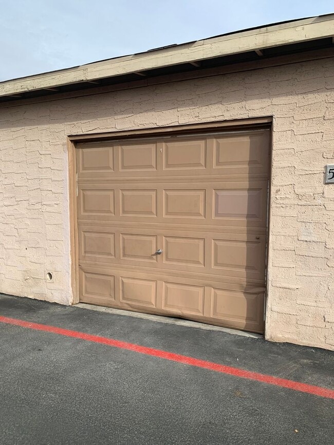 Building Photo - MUST SEE ONE BEDROOM TOWNHOME!