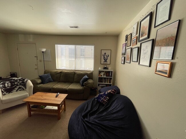 Building Photo - Upper Level 2 Bedroom 1 Bath