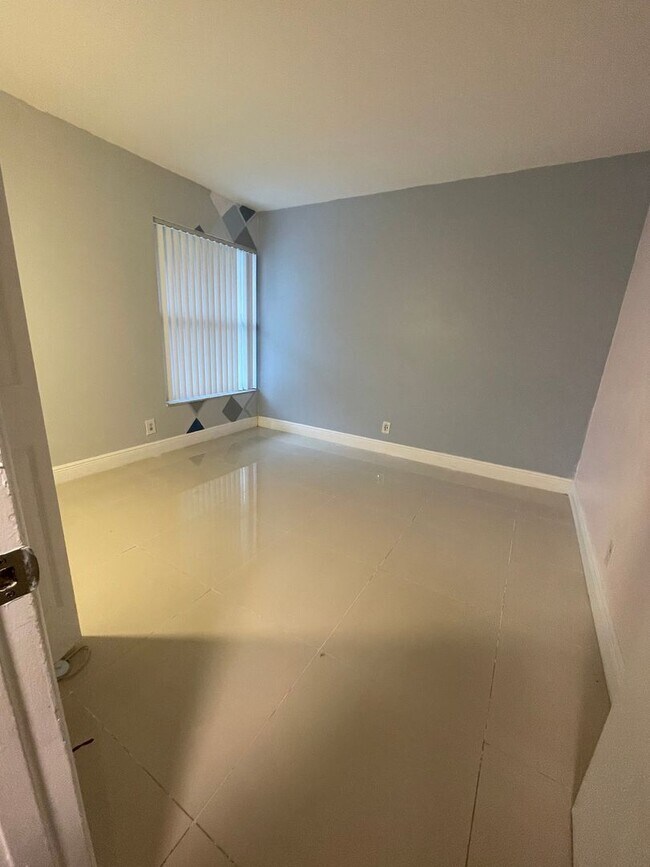 Building Photo - Charming Apartment in Fort Lauderdale