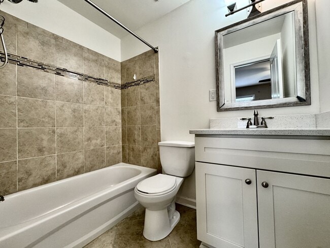 Building Photo - Great Neck Townhome Available NOW! Neutral...