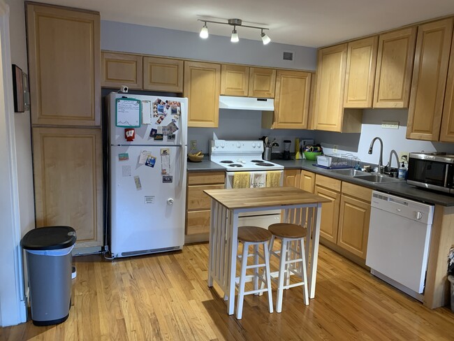 Kitchen - 925 E 8th Ave