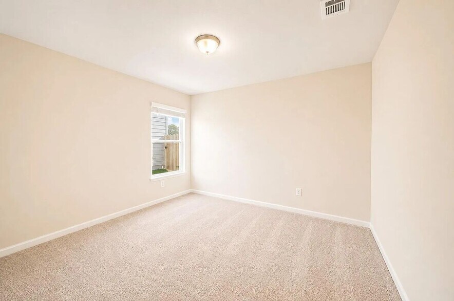 Building Photo - 15674 Briar Forest Dr