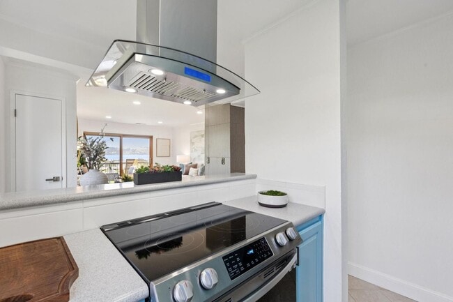 Building Photo - 2 Bedroom, 2 bathroom condo available with spectacular views of Richardson Bay!