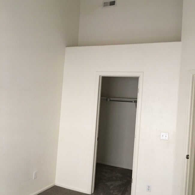Building Photo - 1645 Cherry Hills Ln