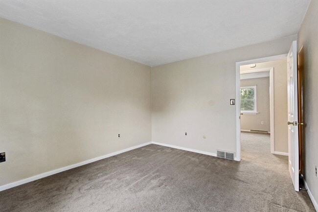 Building Photo - Coming Soon - 2 Bedrooms 1 bath - Dallasto...