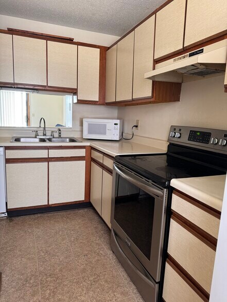 Building Photo - 700 N Adelaide St