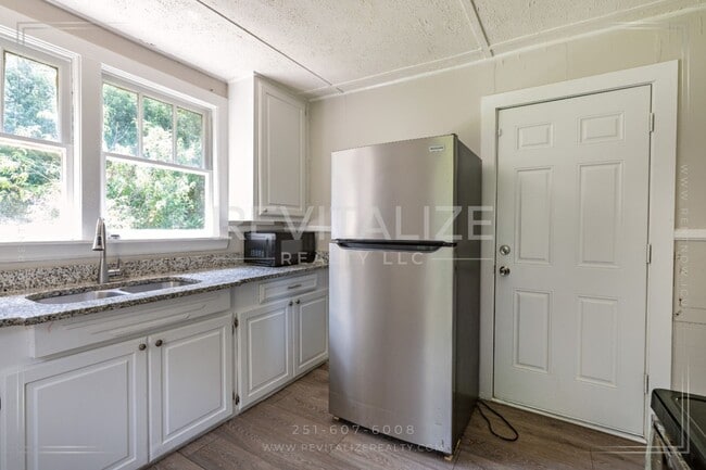 Building Photo - Renovated & Low-Maintenance 2-Bed Home
