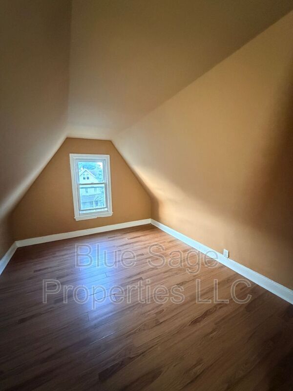 Building Photo - 913 8th Ave