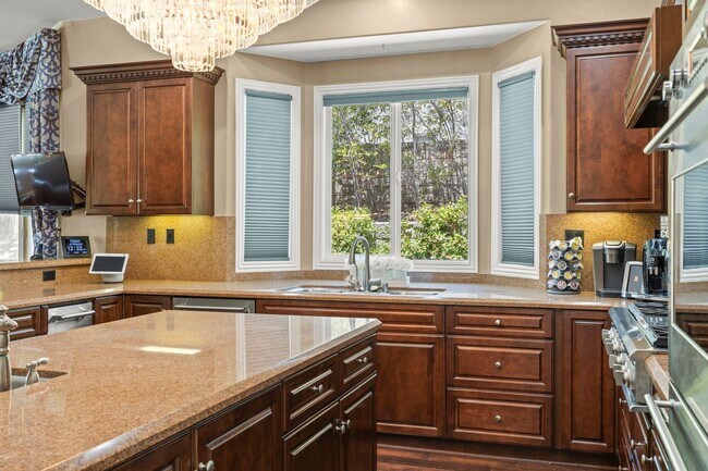 Building Photo - Exquisite Luxury Living in the Moorpark Co...